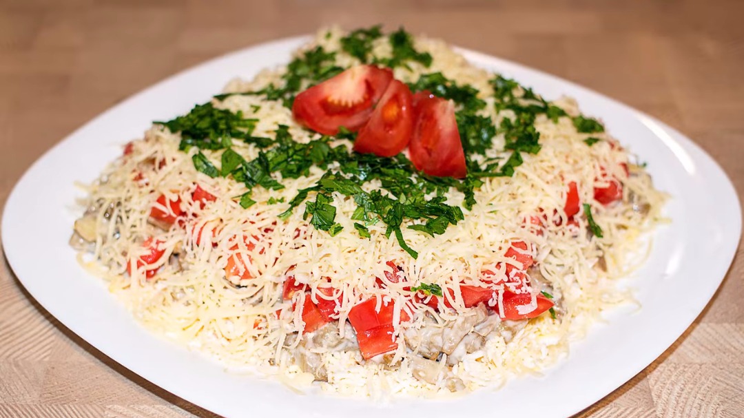 Загадочный салат из баклажанов с сыром и помидорами