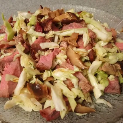 Салат с говядиной, свежей капустой и маринованными грибами #чемпионатмира #япония