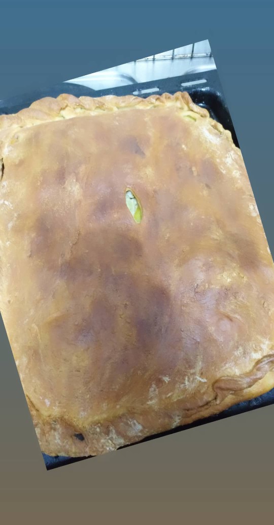 Сочный мясной пирог из слоёного теста