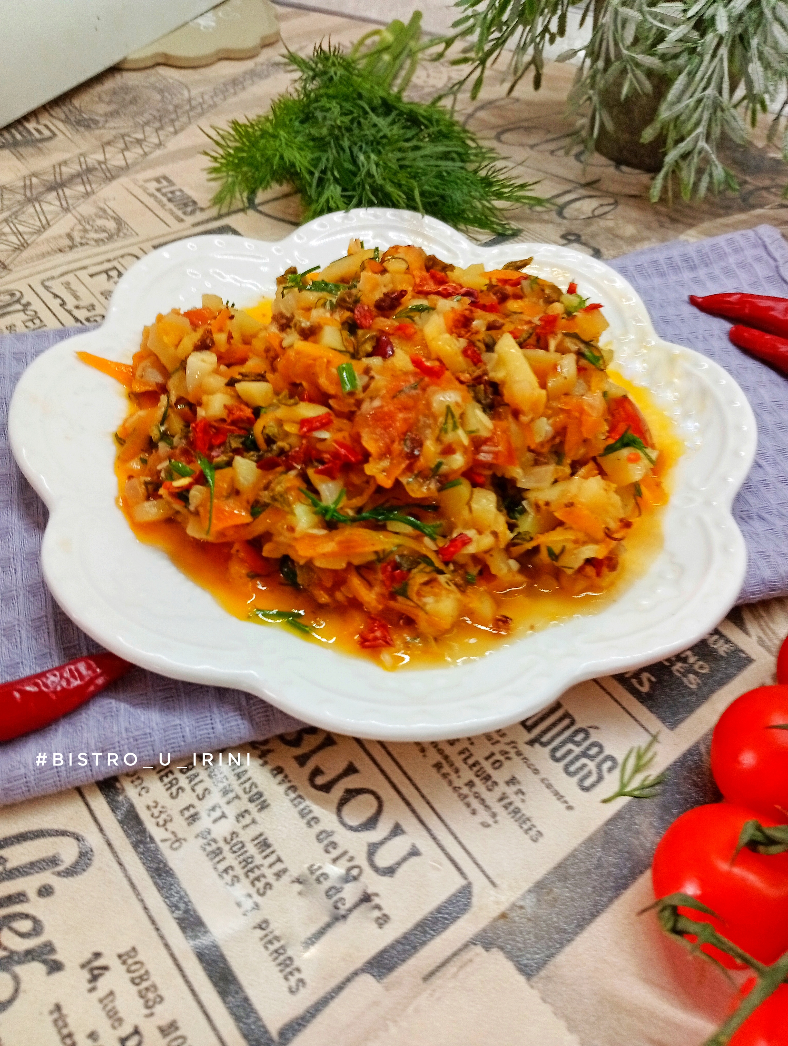 Кабачки тушеные с овощами и хлопьями чили