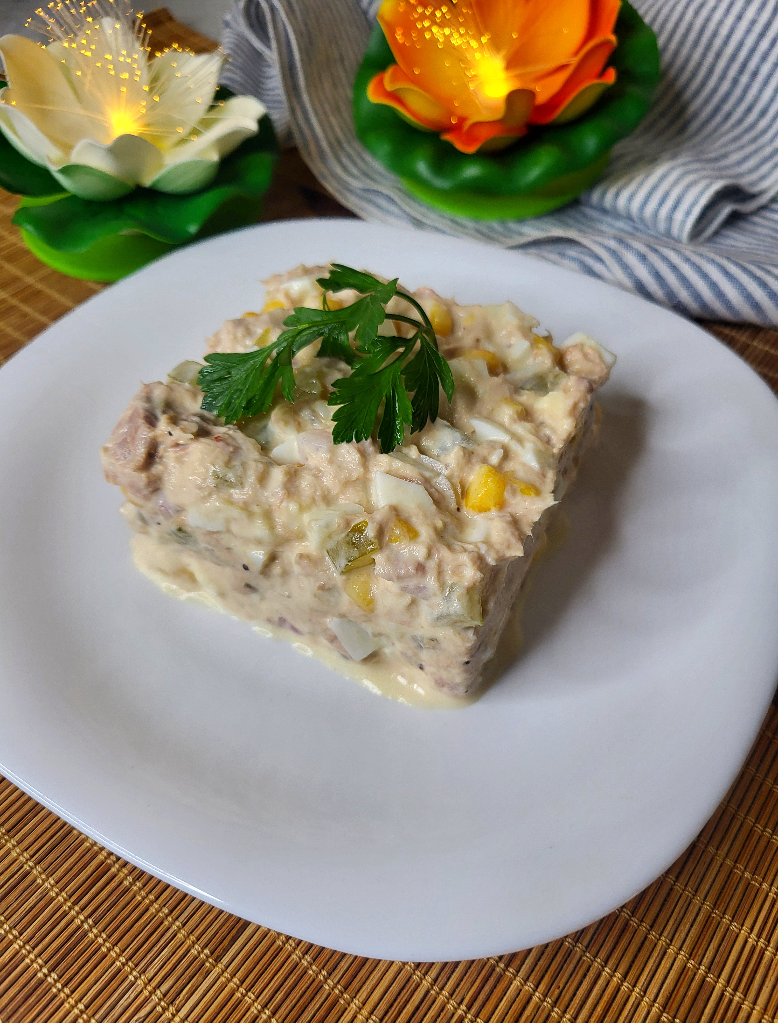 Салат с тунцом, кукурузой и маринованным огурцом