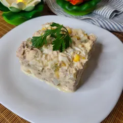 Салат с тунцом, кукурузой и маринованным огурцом