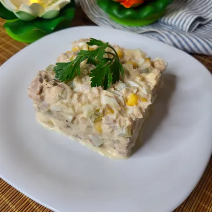 Салат с тунцом, кукурузой и маринованным огурцом