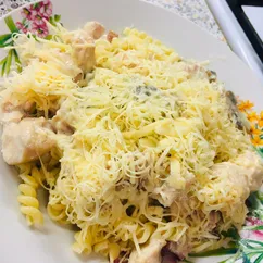 Паста с грибами, курицей, беконом в сливках