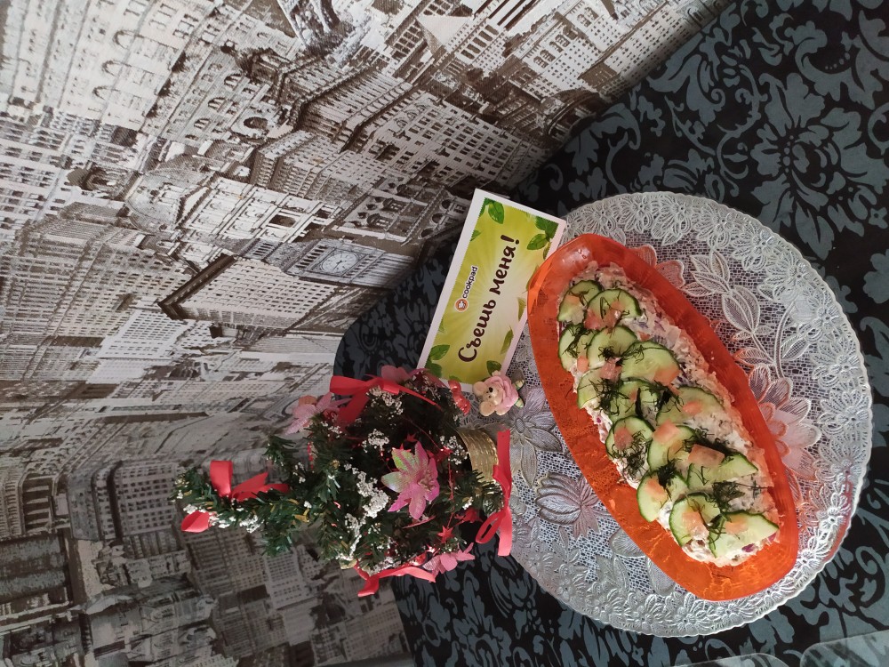 Салат с творогом,красной рыбкой,яйцом и овощами