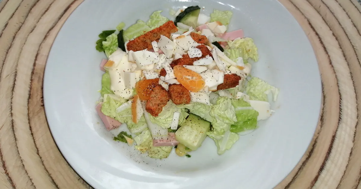 Салат с помидором, копченым сыром и сухариками — рецепты | Дзен