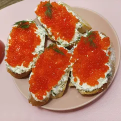 Бутерброды с творогом, укропом и икрой😋