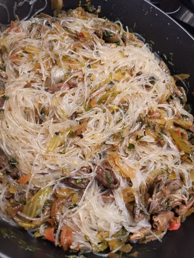 Куриные сердечки с фунчезой
