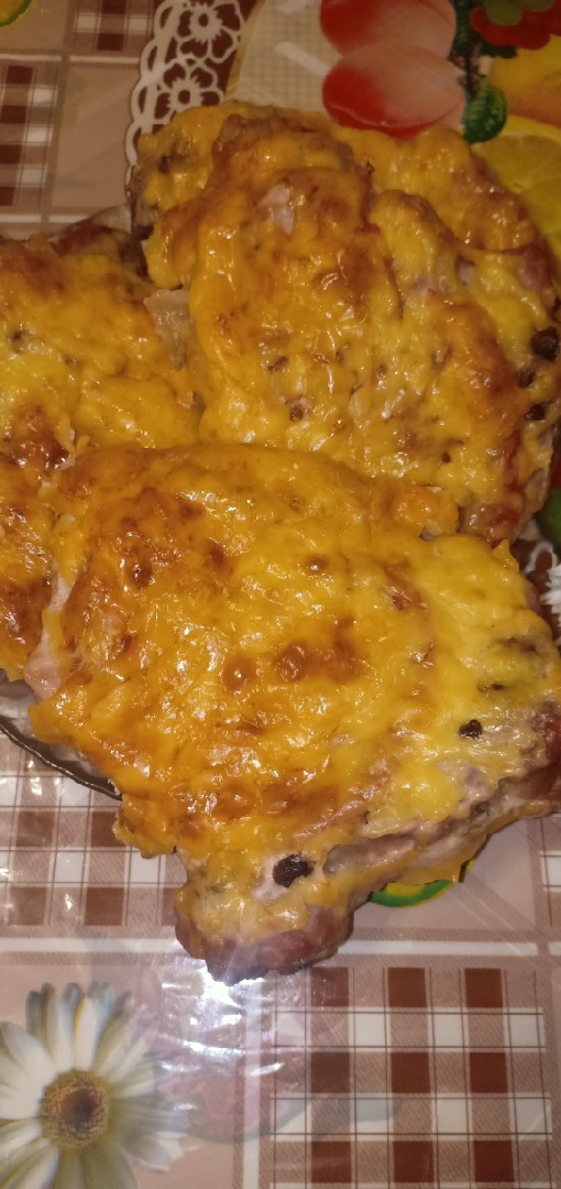 Мясо (карбонад) под сырно-помидорной шубой