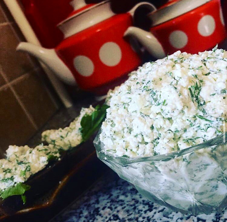 Закуска из творога с чесноком