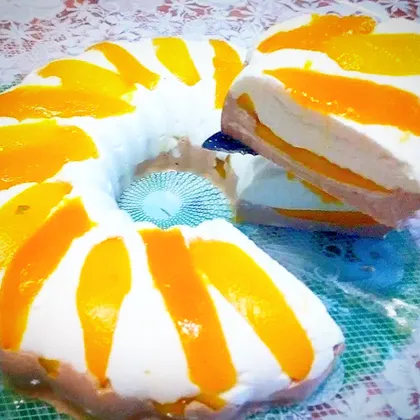 Творожный торт без выпечки с манго и персиком