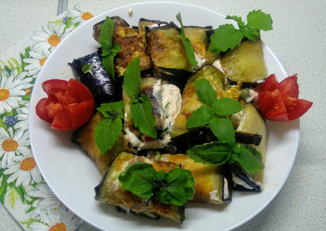 Рулетики из баклажан с творожным сыром и помидорами