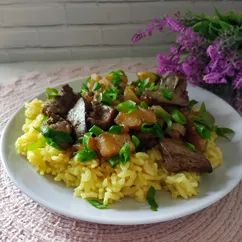 Куриная печень с яблоком и луком