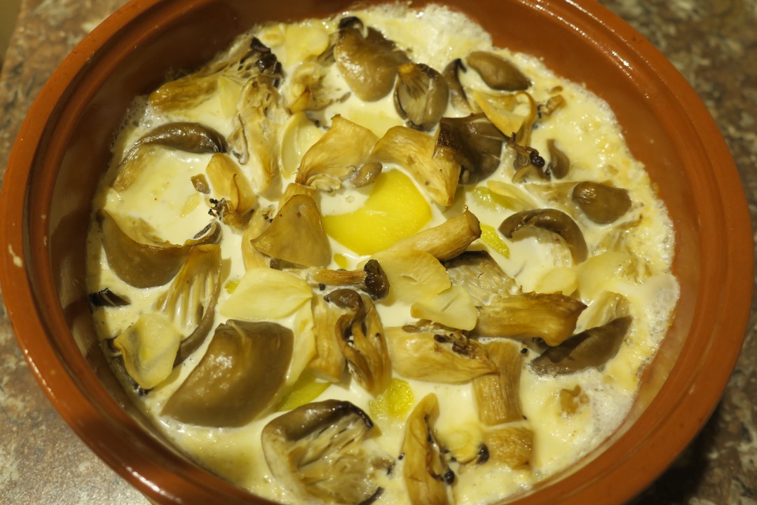 Картошка с грибами под сыром в горшочках