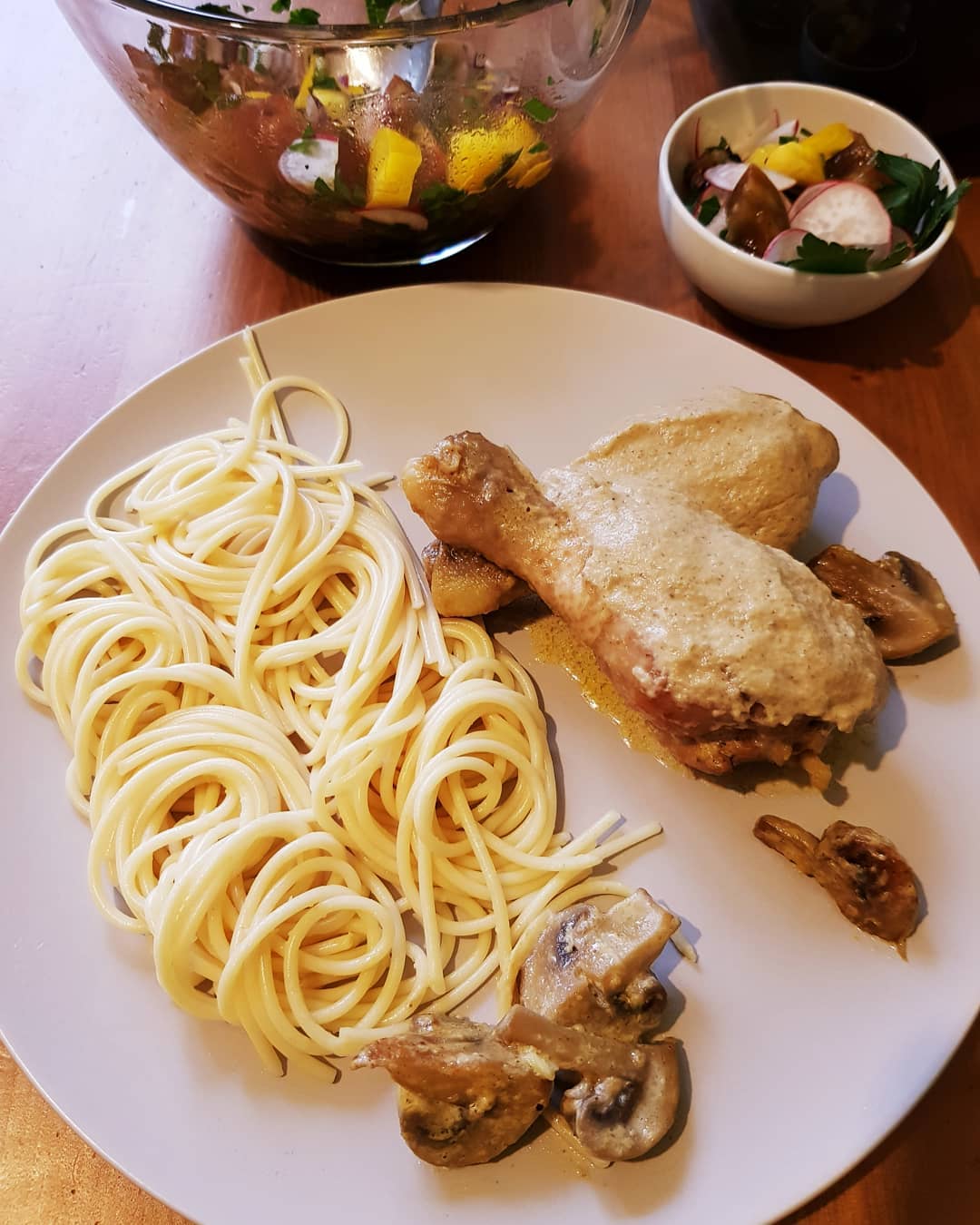 Куриные ножки с шампиньонами и густым грибным соусом🍗