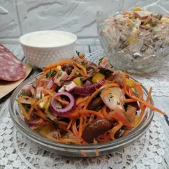 Салат мясной, с фасолью и морковчой