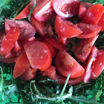 Салат из рукколы и помидор