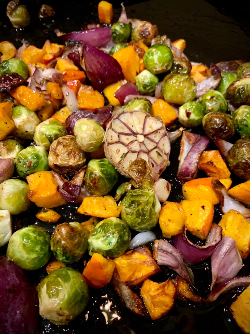 Запечённая тыква с брюссельской капустой и кленовым сиропом