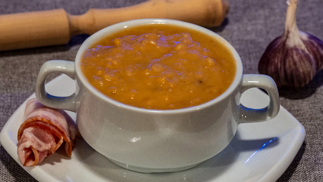 Горошница с беконом и луком по-домашнему