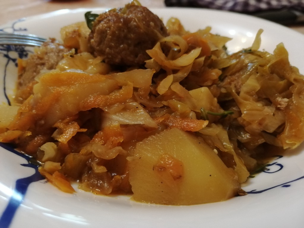 Тефтели с томатной подливкой и картофелем — рецепт в сковороде