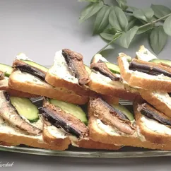 Бутерброды со шпротами