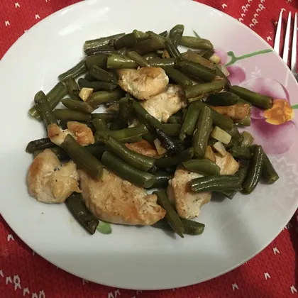 Стручковая фасоль с куриной грудкой 