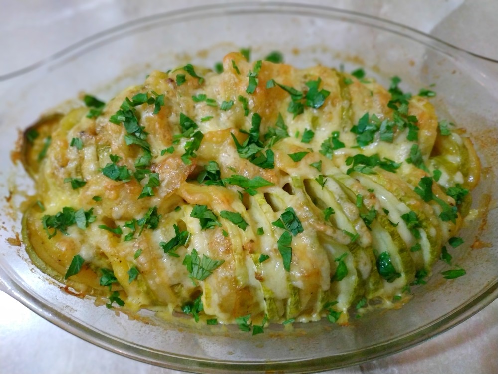 Запеченная картошка с кабачками и сыром