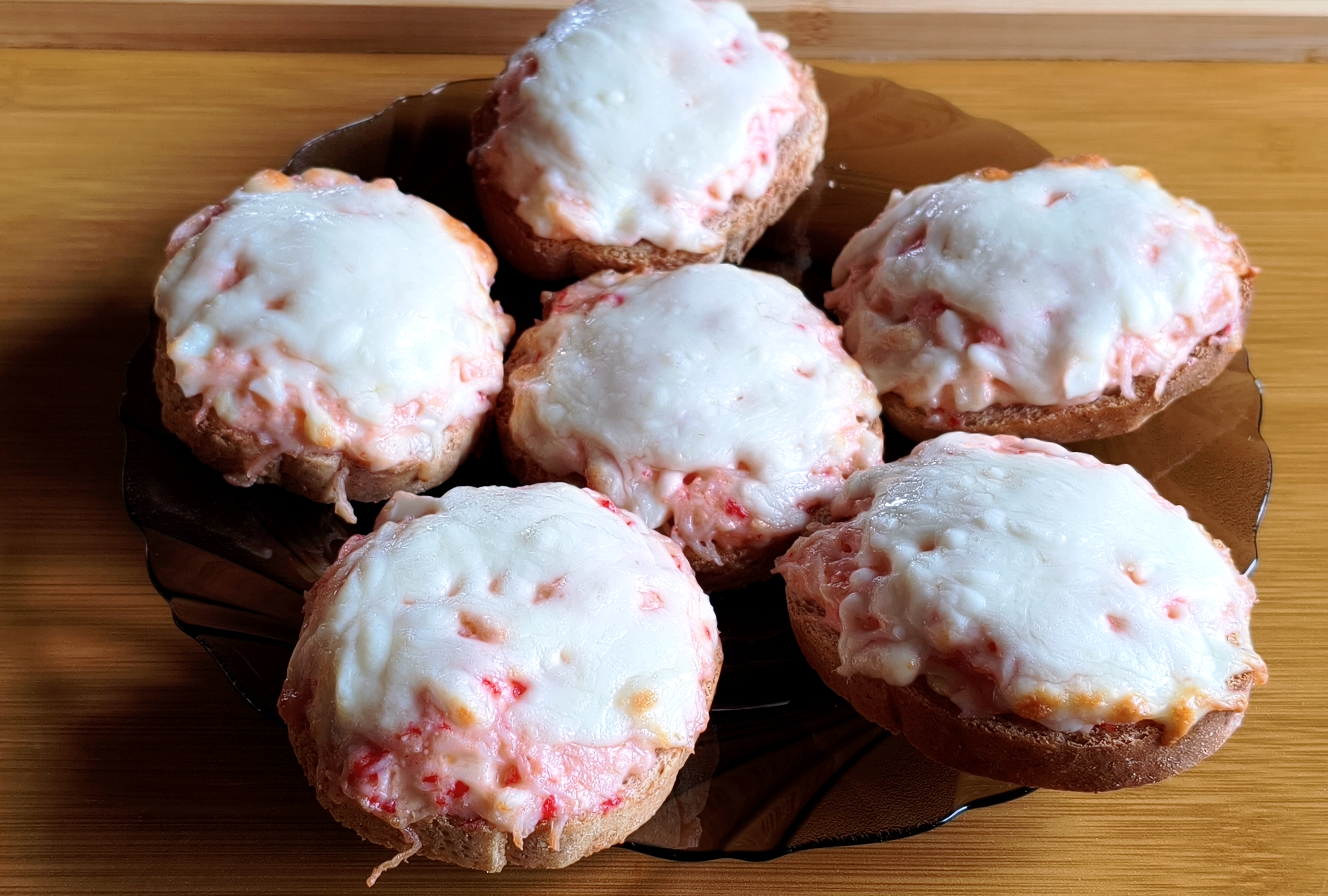 Горячие бутерброды с крабовыми палочками и копчёной икрой