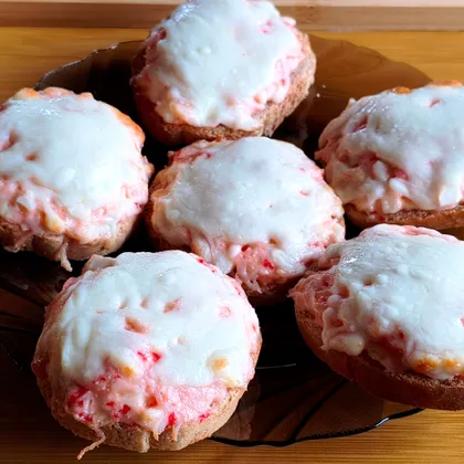 Горячие бутерброды с крабовыми палочками и копчёной икрой