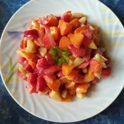 Фруктовый салат с клубникой и заправкой из урбеча