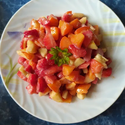 Фруктовый салат с клубникой и заправкой из урбеча