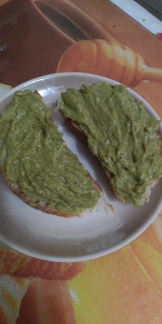 Бутерброды с соусом гуакамоле