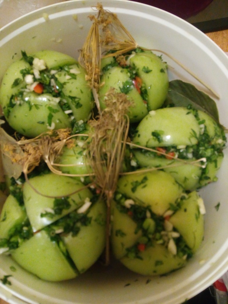 Рецепт зеленых помидоров с чесноком на зиму с фото пошагово