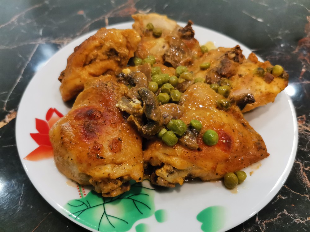Запечённая курица с грибами и горошком