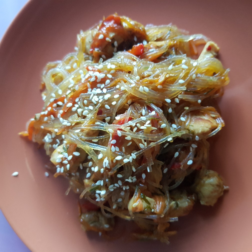 Острая курочка со стеклянной вермишелью