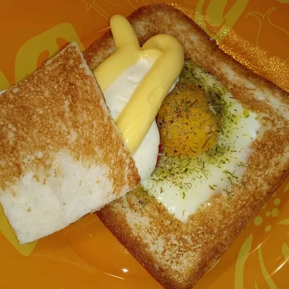Яичный сэндвич с луком, чесноком и помидором