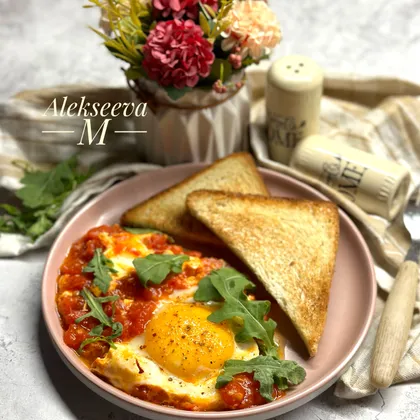 Яичница с помидорами и рукколой на завтрак 