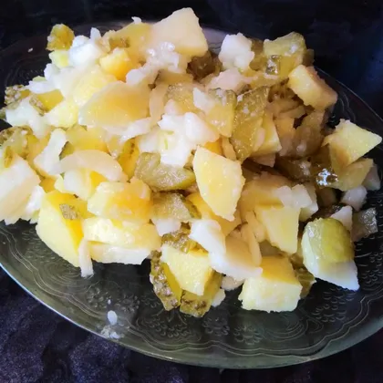 Салат с картофелем, солёными огурцом и луком
