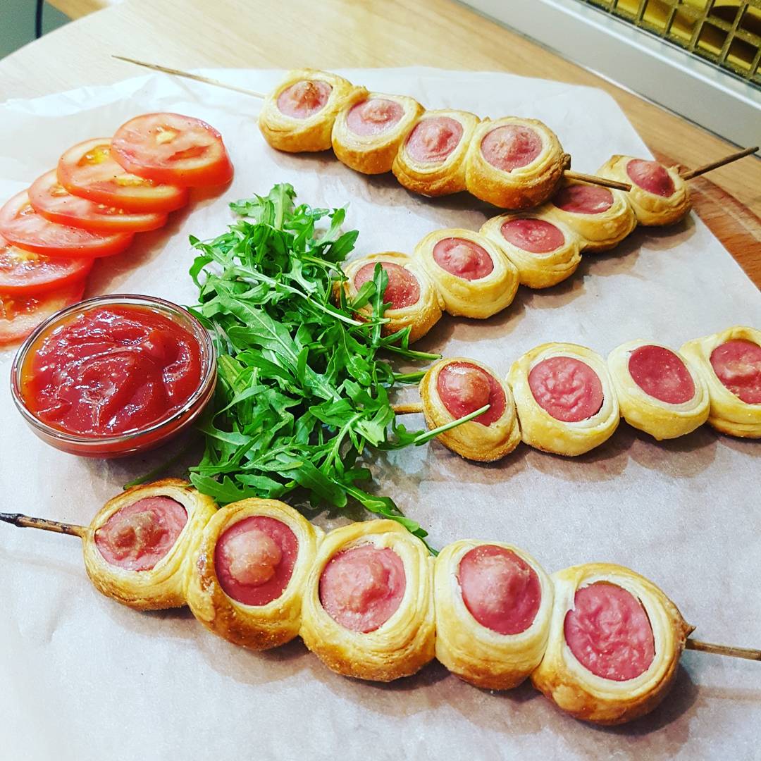 Мини-шашлычки из сосисок в тесте