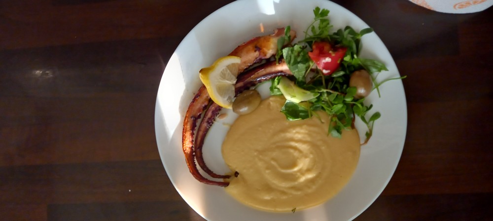 Щупальца кальмаров с гороховым пюре