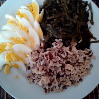 Рис с яйцом и морской капустой