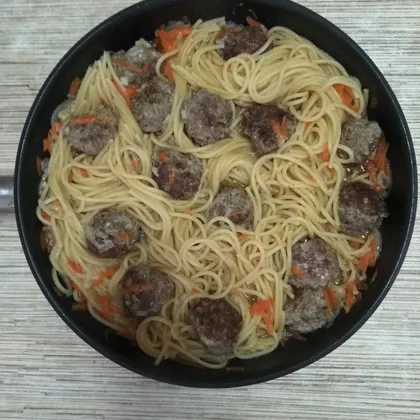 Тефтели со спагетти, приготовленные в одной сковороде