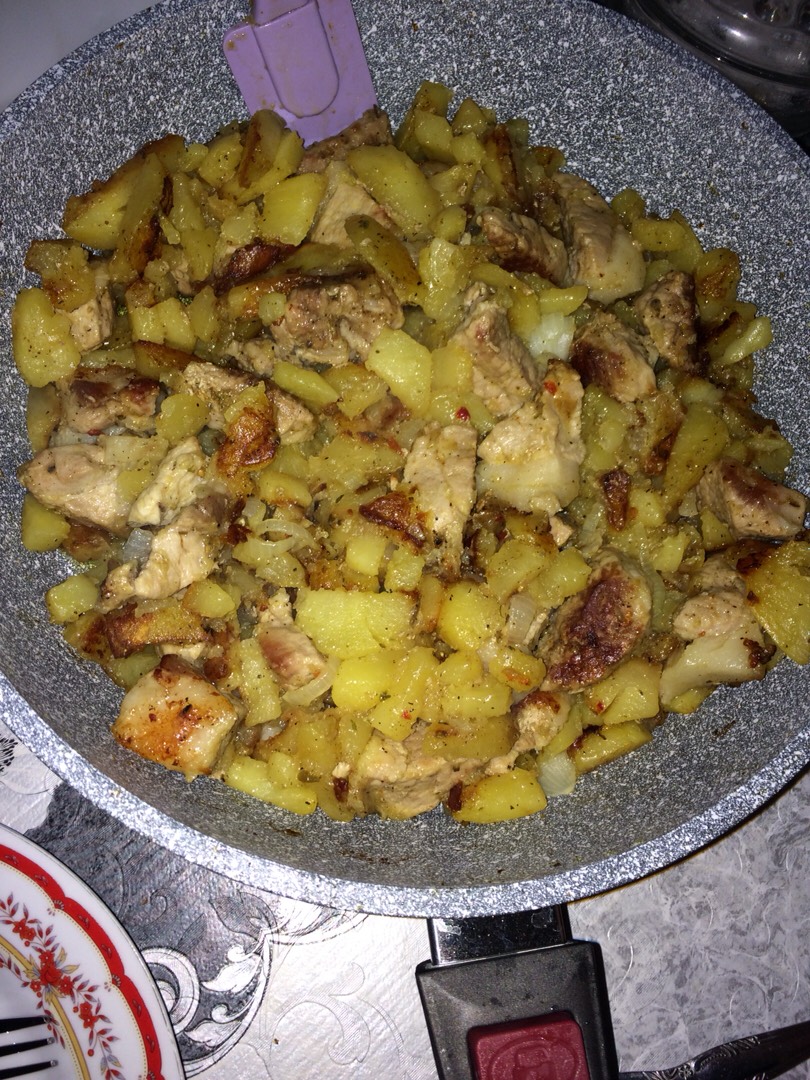 Жареный картофель с мясом и специями