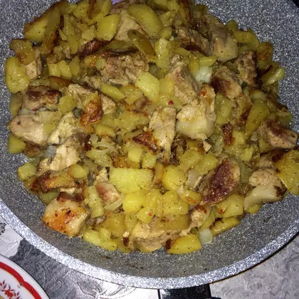 Жареный картофель с мясом и специями