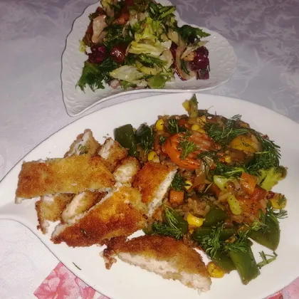 Куриное филе с овощами и овощным салатом