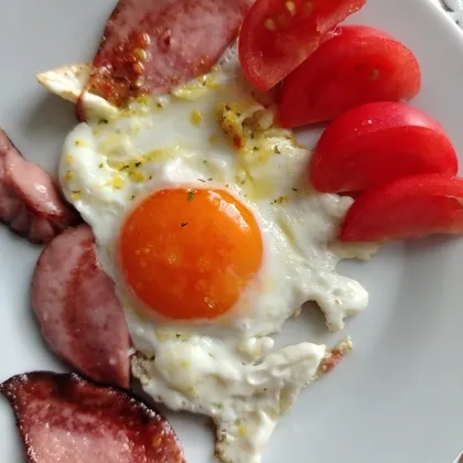 Яичница с жареной колбасой 