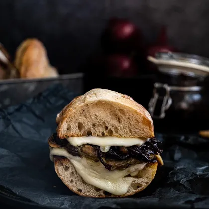 Сытный сэндвич с грибами, сыром моцарелла и карамелизированным луком 🧅