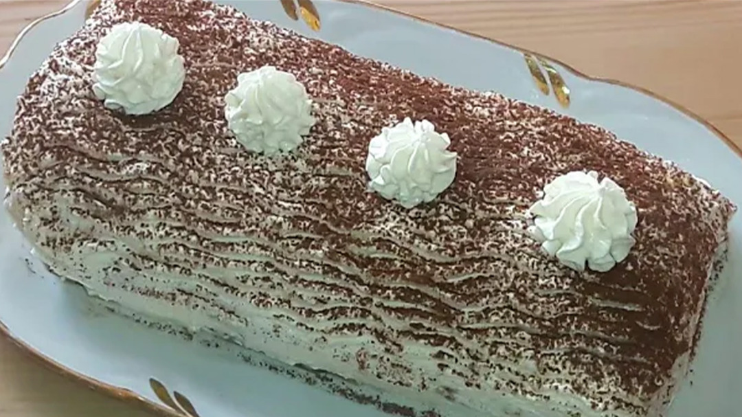Вкуснейший десерт без выпечки! Рулет тирамису с творожным кремом!