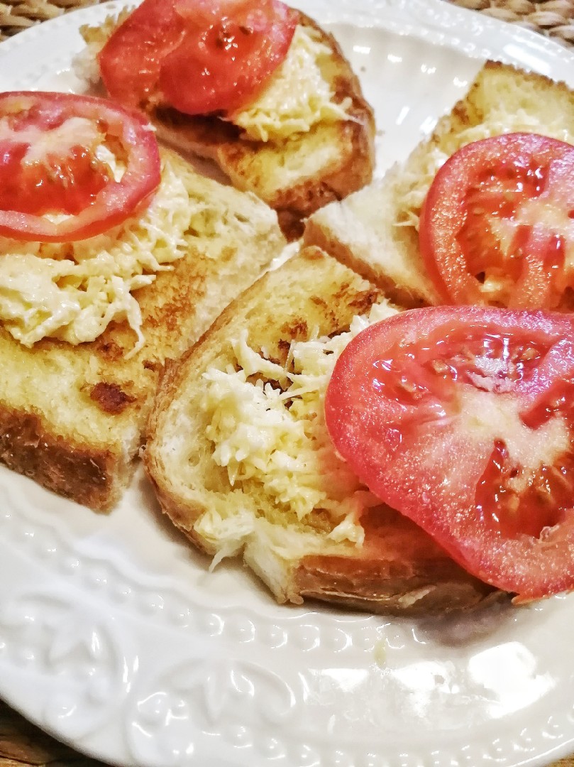 Гренки с сыром и помидорами