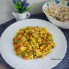 Рис с горошком и помидорами 